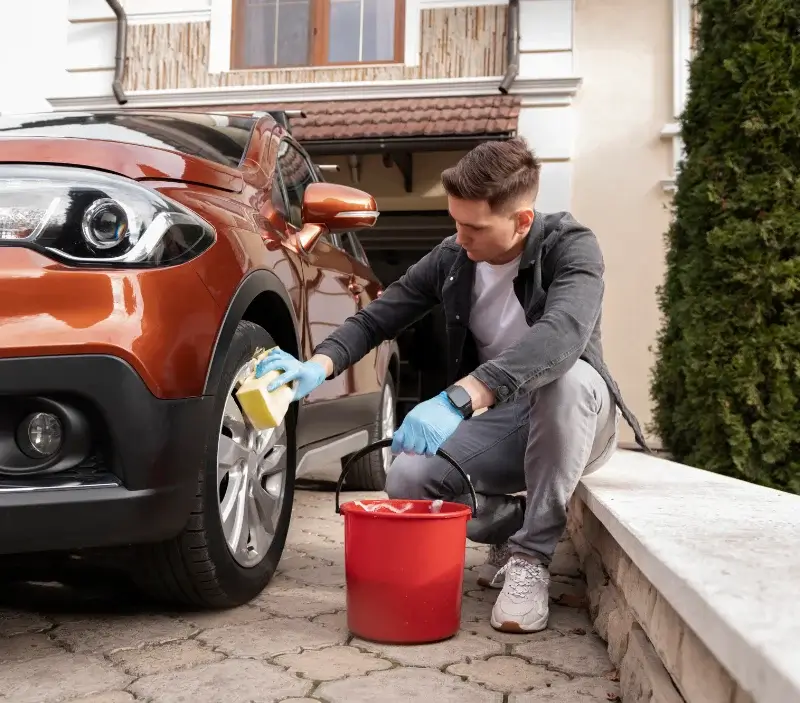 Lavage auto à domicile Toulenne : professionnel intervenant sur un véhicule